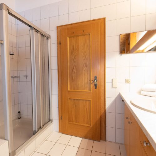 Dusche mit Waschbecken in Ferienwohnung in Garmisch-Partenkirchen