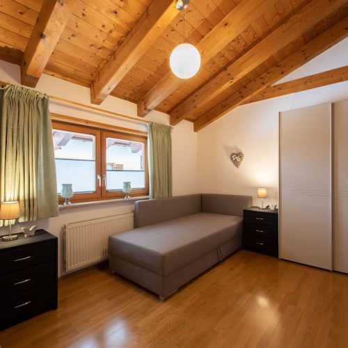 zwei Betten und Nachtschränke in Ferienwohnung in Garmisch-Partenkirchen