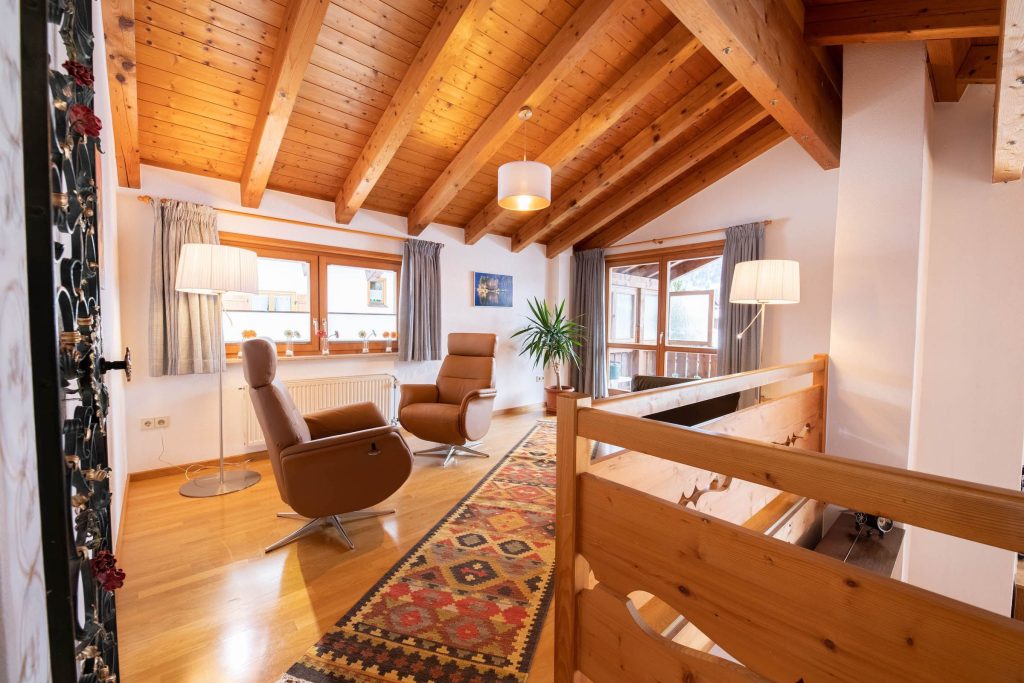 Wohnzimmer mit Sessel in Ferienwohnung in Garmisch-Partenkirchen