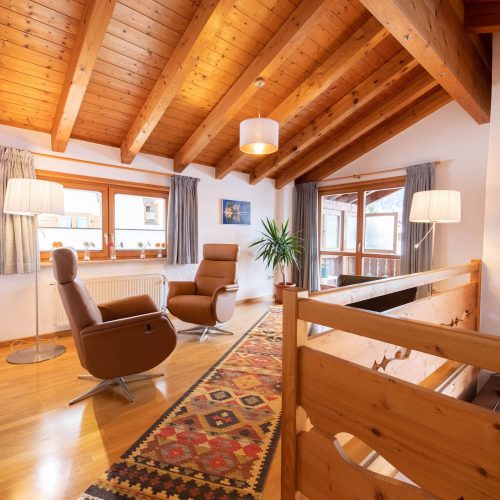 Wohnzimmer mit Sessel in Ferienwohnung in Garmisch-Partenkirchen
