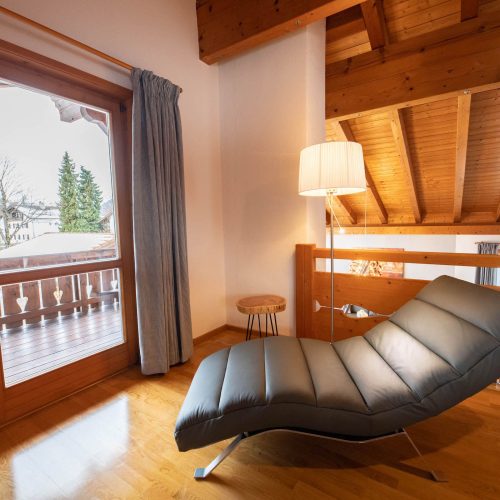 Liege mit Stehlampe in Ferienwohnung in Garmisch-Partenkirchen