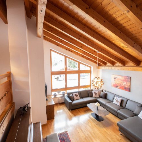 Deckenschräge und Sofa in Ferienwohnung in Garmisch-Partenkirchen