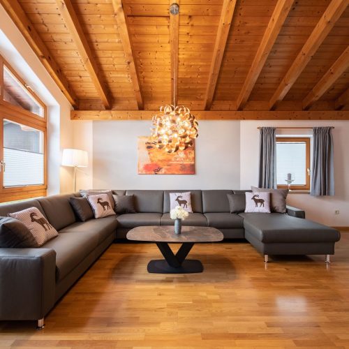 schwarzes Sofa und Lampe in Ferienwohnung in Garmisch-Partenkirchen