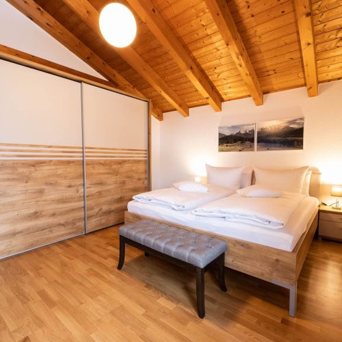 Doppelbett und Kleiderschrank in Ferienwohnung in Garmisch-Partenkirchen