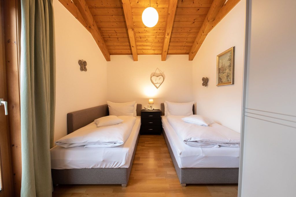 zwei Einzelbetten in Ferienwohnung in Garmisch-Partenkirchen