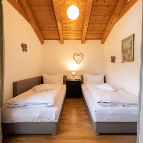 zwei Einzelbetten in Ferienwohnung in Garmisch-Partenkirchen