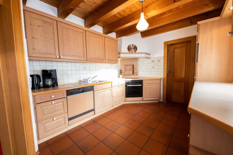 Küche in Holzfarben in Ferienwohnung in Garmisch-Partenkirchen