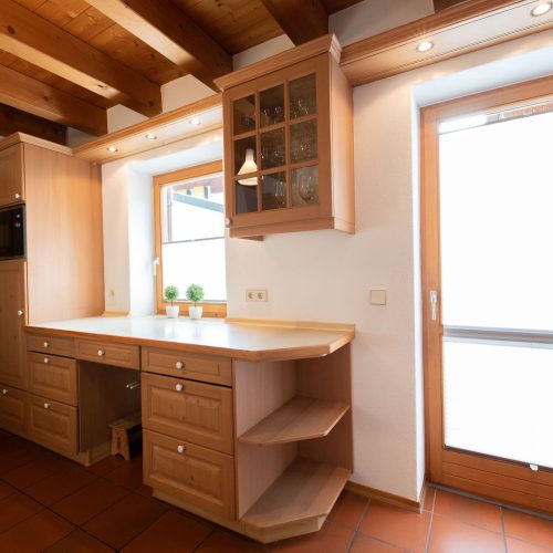 Arbeitsplatte und Tür in Ferienwohnung in Garmisch-Partenkirchen