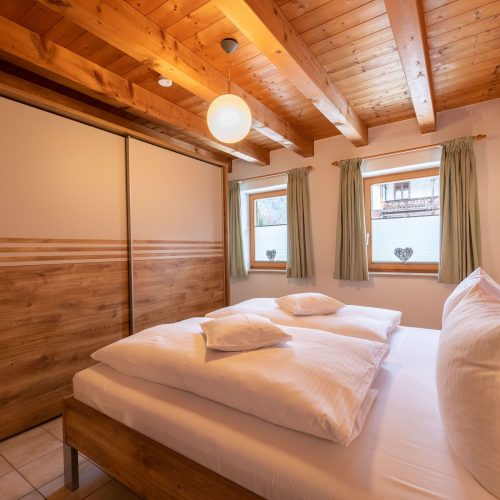 Doppelbett mit Kleiderschrank in Ferienwohnung in Garmisch-Partenkirchen