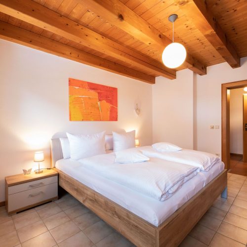 Doppelbett mit Bild in Ferienwohnung in Garmisch-Partenkirchen