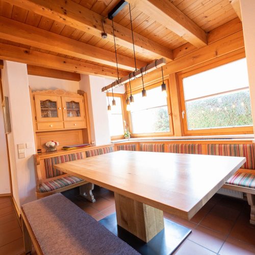 Esstisch mit Bank in Ferienwohnung in Garmisch-Partenkirchen