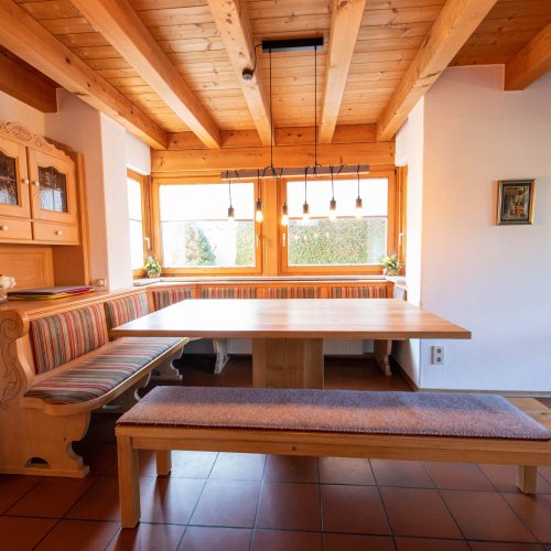 Esstisch mit Sitzbank in Ferienwohnung in Garmisch-Partenkirchen