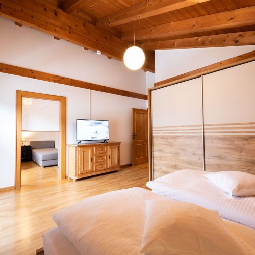 Doppelbett mit Fernseher in Ferienwohnung in Garmisch-Partenkirchen