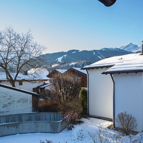 Garten und Aussicht in Ferienwohnung in Garmisch-Partenkirchen