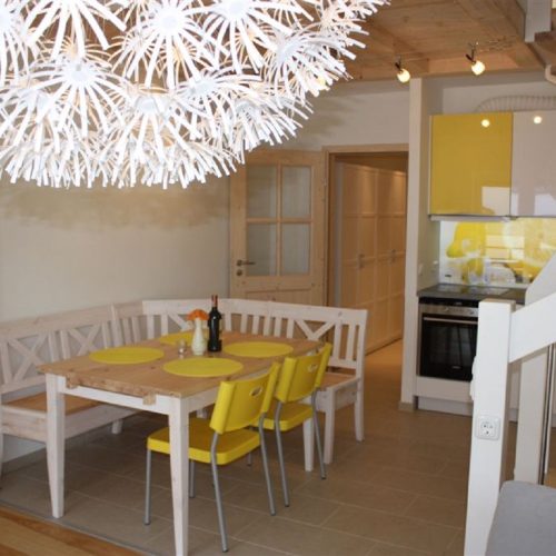 Essbereich mit Sitzbank und Küche in Ferienwohnung in Garmisch-Partenkirchen