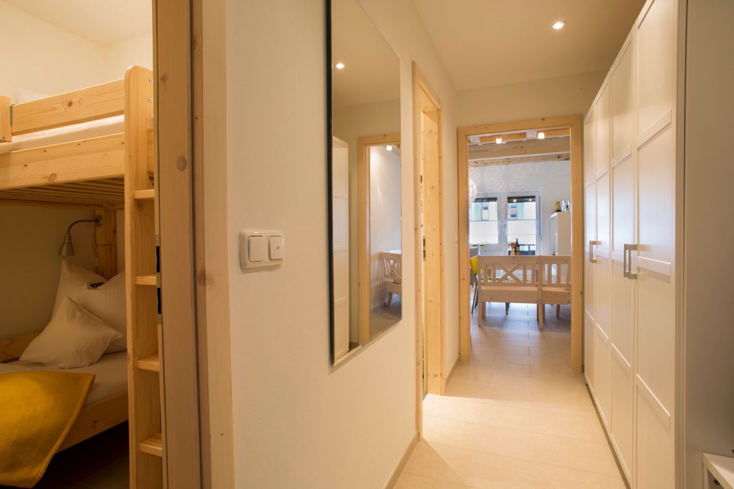 Flur mit Spiegel und Schrank in Ferienwohnung in Garmisch-Partenkirchen