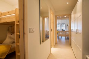 Flur mit Spiegel und Schrank in Ferienwohnung in Garmisch-Partenkirchen