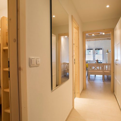 Flur mit Spiegel und Schrank in Ferienwohnung in Garmisch-Partenkirchen