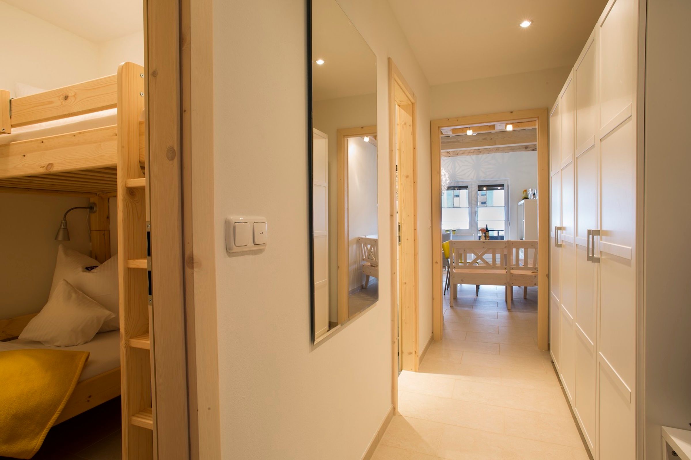 Flur mit Spiegel und Schrank in Ferienwohnung in Garmisch-Partenkirchen