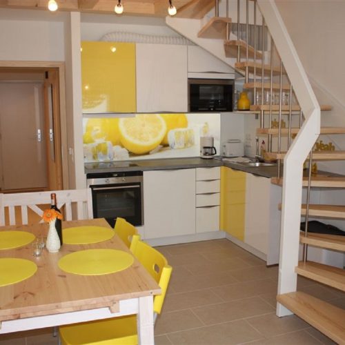 Esszimmer und Küche mit Treppe in Ferienwohnung in Garmisch-Partenkirchen