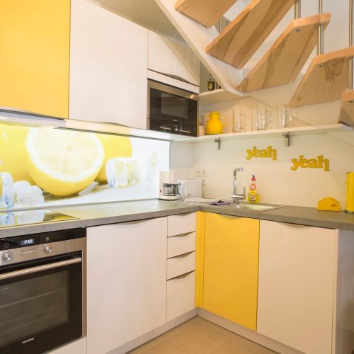 Küche mit beleuchteter Zitronen Wand in Ferienwohnung in Garmisch-Partenkirchen