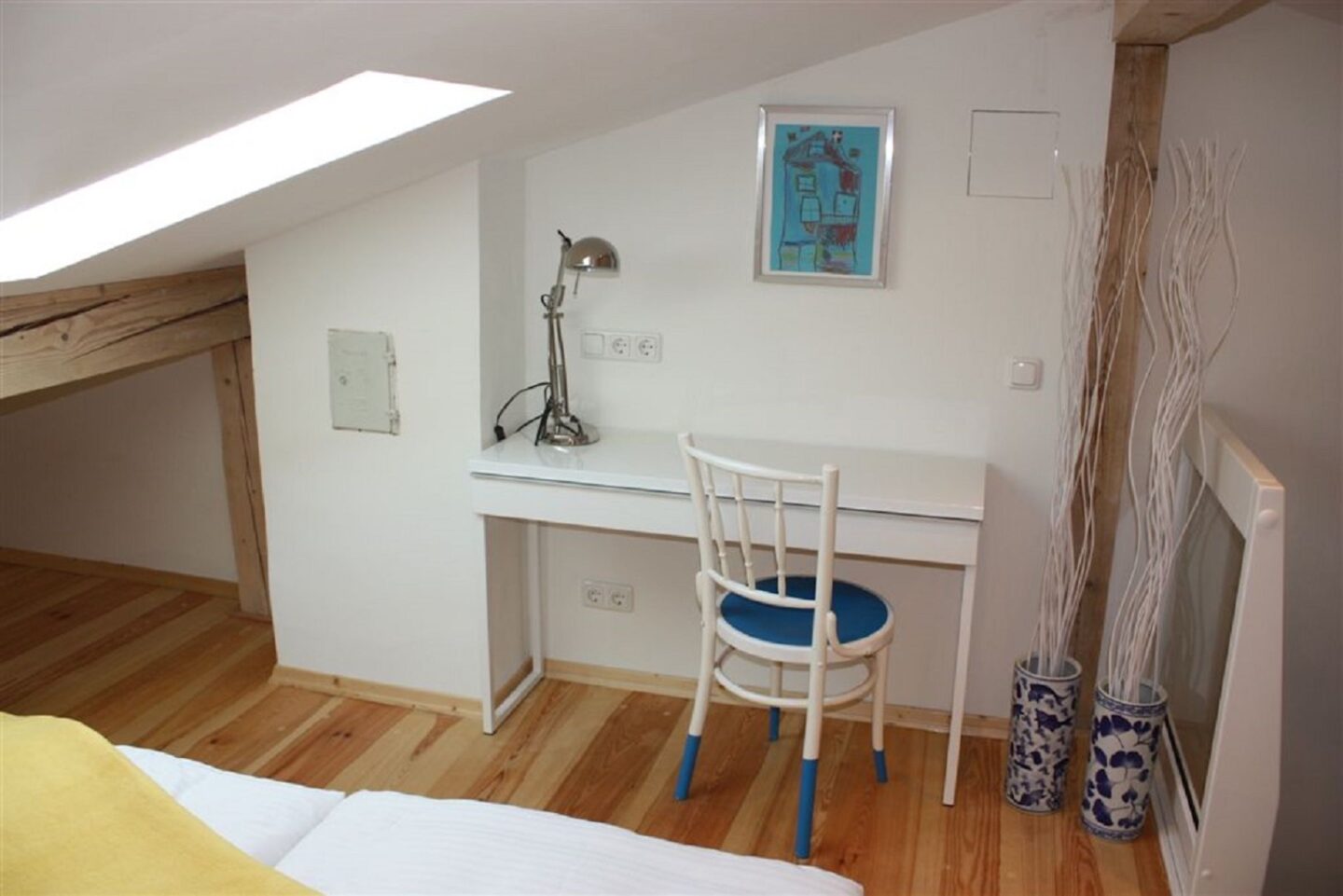 Schreibtisch mit Lampe in Ferienwohnung in Garmisch-Partenkirchen