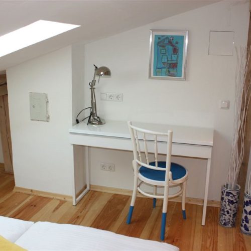 Schreibtisch mit Lampe in Ferienwohnung in Garmisch-Partenkirchen