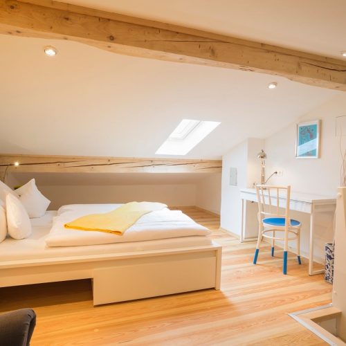 Doppelbett mit Dachfenster in Ferienwohnung in Garmisch-Partenkirchen