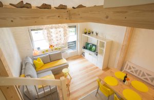 Wohnzimmer mit Fernseher in Ferienwohnung in Garmisch-Partenkirchen