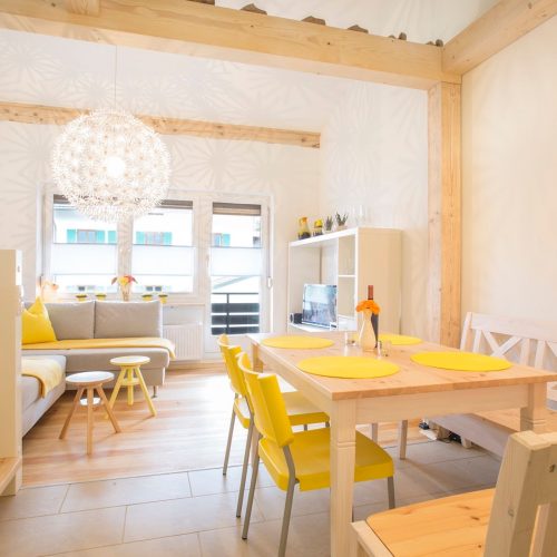 Esszimmer und Wohnzimmer in Ferienwohnung in Garmisch-Partenkirchen