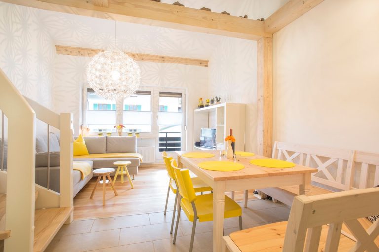 Esszimmer und Wohnzimmer in Ferienwohnung in Garmisch-Partenkirchen