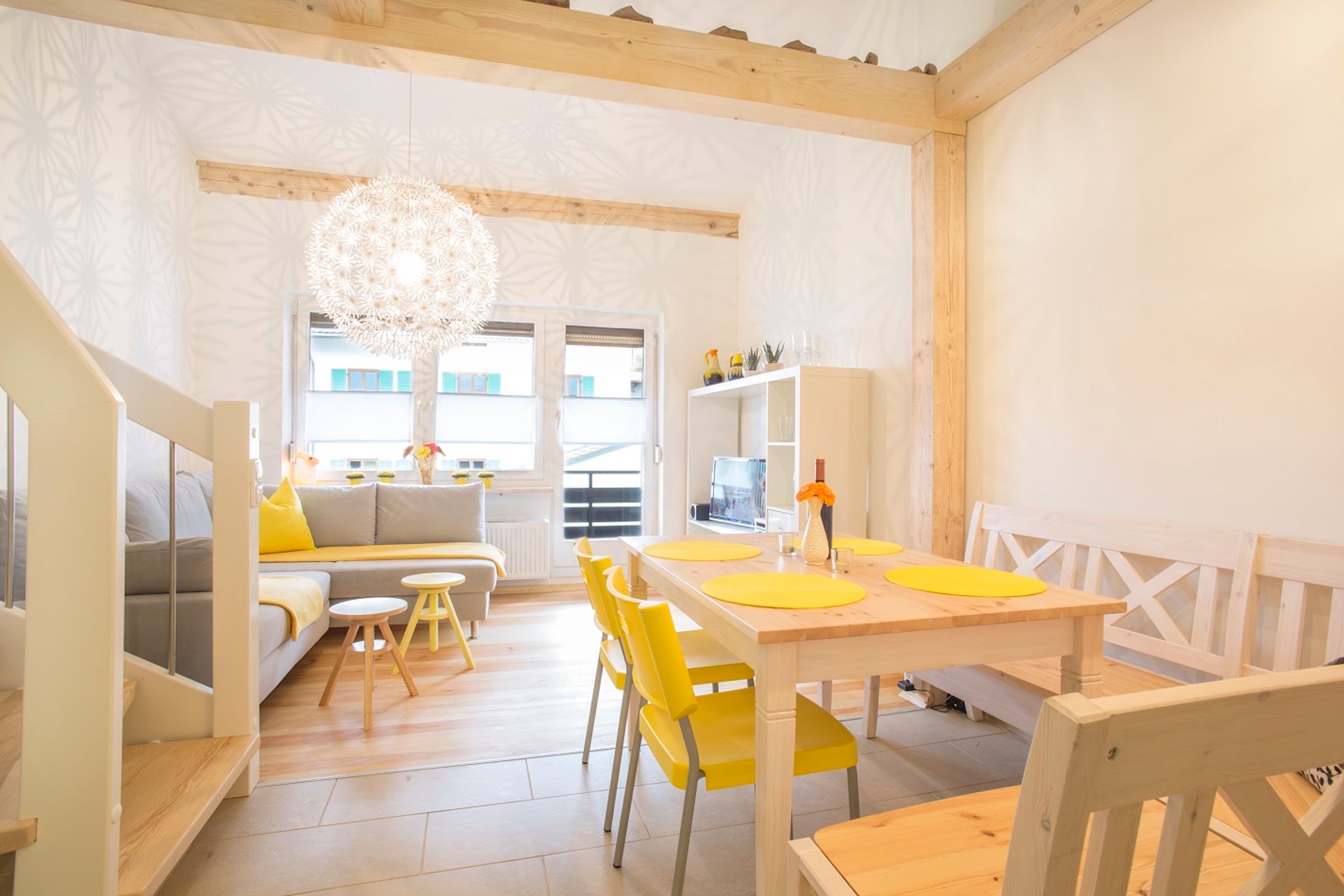 Esszimmer und Wohnzimmer in Ferienwohnung in Garmisch-Partenkirchen