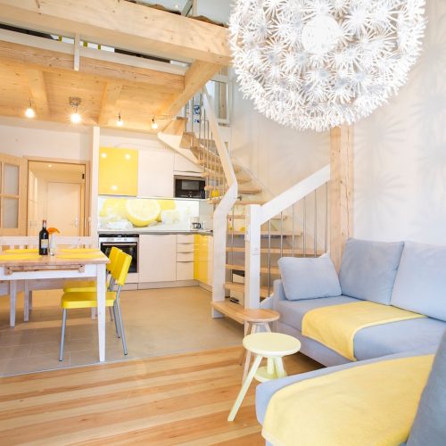 Wohnbereich mit Esstisch, Sofa und Küche in Ferienwohnung in Garmisch-Partenkirchen