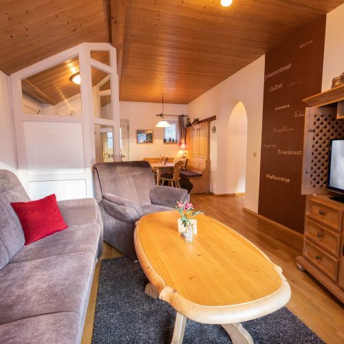 Wohnzimmer mit Tisch in Ferienwohnung in Garmisch-Partenkirchen