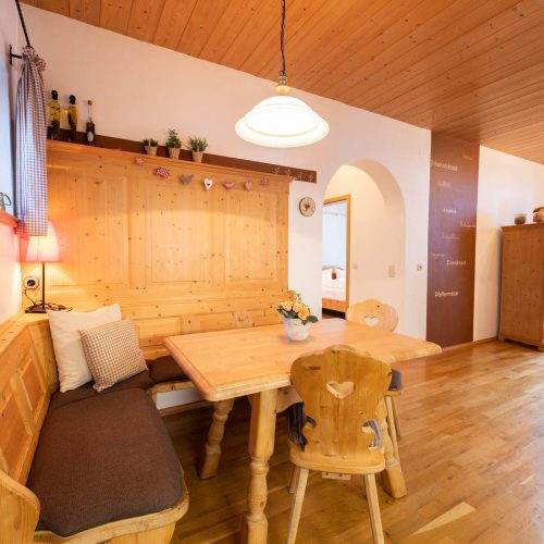 Esszimmer mit Stühlen in Ferienwohnung in Garmisch-Partenkirchen