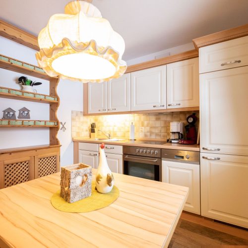 Küche mit Hängelampe über dem Esstisch in Ferienwohnung in Garmisch-Partenkirchen