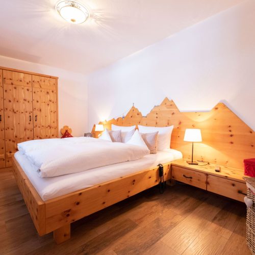 Schlafzimmer mit Doppeltet in Holz-Optik in Ferienwohnung in Garmisch-Partenkirchen