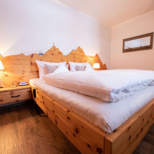 Doppelbett mit Holz-Design in Ferienwohnung in Garmisch-Partenkirchen