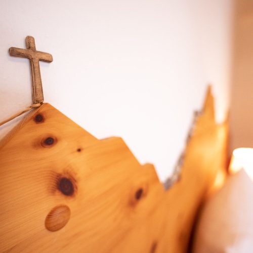 Bett Kopfteil mit Berg-Design in Ferienwohnung in Garmisch-Partenkirchen