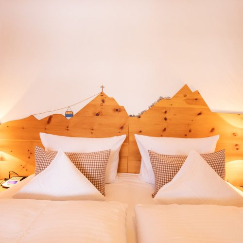 Doppelbett mit Holzdesign und Gondel in Ferienwohnung in Garmisch-Partenkirchen