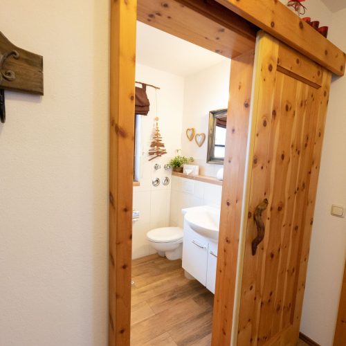 Schiebetür zum Badezimmer in Ferienwohnung in Garmisch-Partenkirchen