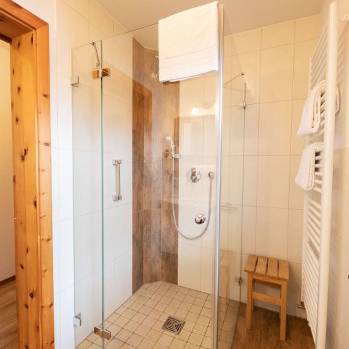 Badezimmer mit Dusche in Ferienwohnung in Garmisch-Partenkirchen