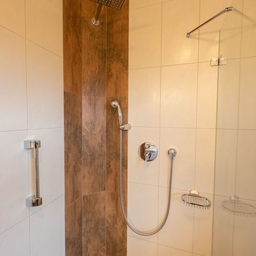 Regendusche mit Holz-Optik und Fliesen in Ferienwohnung in Garmisch-Partenkirchen