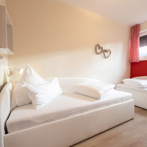 zwei Einzelbetten mit Gardienen in Ferienwohnung in Garmisch-Partenkirchen