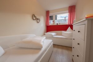 Zwei Einzelbetten mit Kommode in Ferienwohnung in Garmisch-Partenkirchen