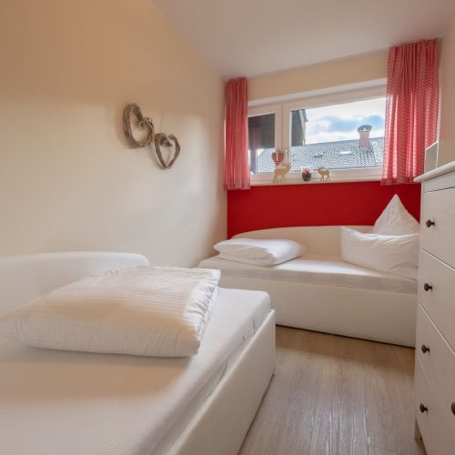 Zwei Einzelbetten mit Kommode in Ferienwohnung in Garmisch-Partenkirchen