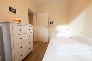 Einzelbett mit Kommode in Ferienwohnung in Garmisch-Partenkirchen