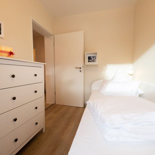 Einzelbett mit Kommode in Ferienwohnung in Garmisch-Partenkirchen