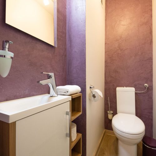 Badezimmer mit lila Tapete in Ferienwohnung in Garmisch-Partenkirchen