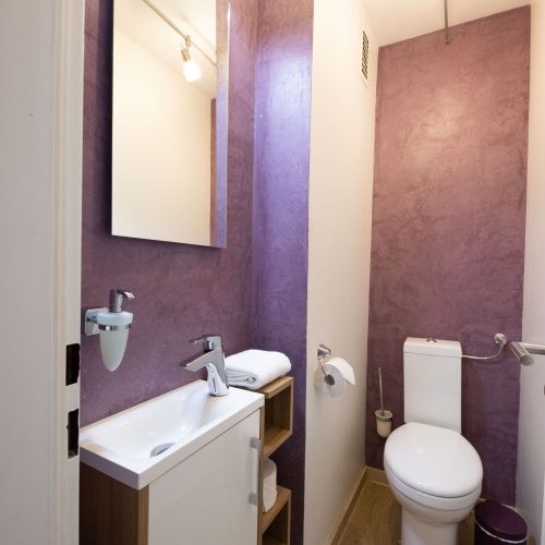 Toilette mit kleinem Waschbecken in Ferienwohnung in Garmisch-Partenkirchen